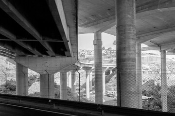 Die riesigen S&auml;ulen der in den Talboden gebauten Landebahn des Flughafens von Funchal an der K&uuml;ste von Madeira