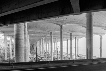 Die riesigen Säulen der in den Talboden gebauten Landebahn des Flughafens von Funchal an der Küste von Madeira