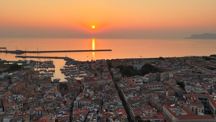 Alba sul mare della città di Palermo, Silcilia, Italia.
Vista Aerea panaoramica del centro della...