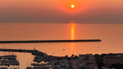 Alba sul mare della città di Palermo, Sicilia, Italia.
Vista Aerea panoramica del centro della...