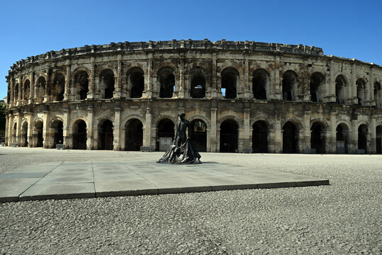 N&icirc;mes, France, 20 mai 2025 : Panorama du parvis des ar&egrave;nes de N&icirc;mes avec la statue de Nime&ntilde;o II