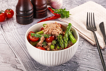 Canned tuna with asparagus salad