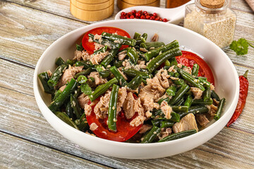 Salad with canned tuna and beans