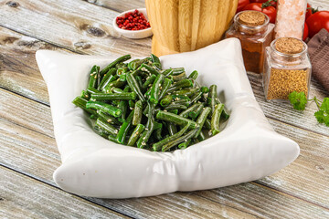 Green bean salad with sesame seeds