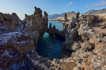 Charco la Vaca with cliffs behind