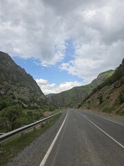 Naklejka premium road in mountains