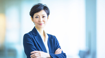 オフィスで働くミドル世代の女性