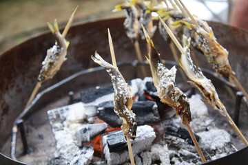鮎を焼く様子