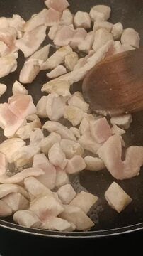 morceaux de dinde en cuisson dans une po&ecirc;le