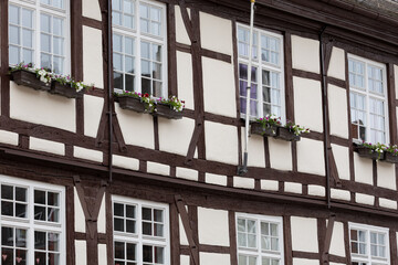 Die Fassade eines alten, schiefen Fachwerkhauses 