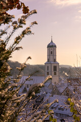 Der Kirchturm von Biberach an der Riss an einem frühen Wintermorgen