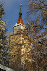 Gigelturm in Biberach an der Riss im Winter versteckt Hinter Bäumen 