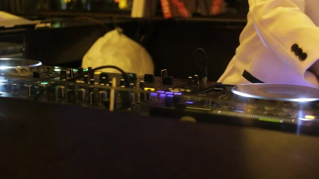  DJ MANEJANDO CONSOLA