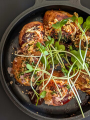 鉄皿に乗ったたこ焼き