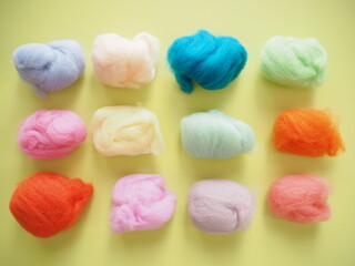 カラフルな羊毛フェルト