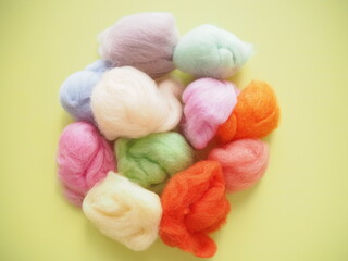 カラフルな羊毛フェルト