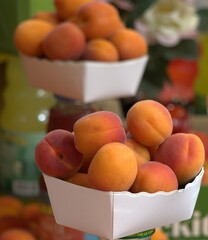 Albicocche in un cestino