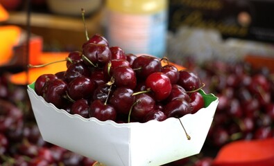 Ciliegie in un cestino al mercato