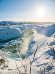 Gullfoss Wasserfall im Winter – Gefrorene Naturgewalt unter klarem Himmel