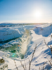 Gullfoss Wasserfall im Winter – Gefrorene Naturgewalt unter klarem Himmel