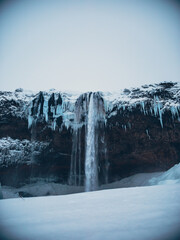 Seljalandsfoss im Winter – Gefrorene Schönheit in Südisland