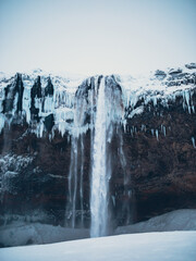 Seljalandsfoss im Winter – Gefrorene Schönheit in Südisland