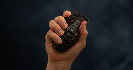 Hand mit Handgranate