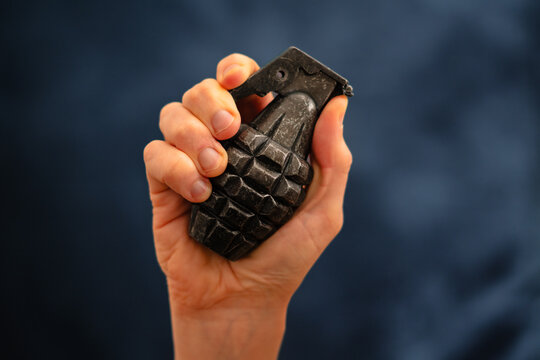 Hand mit Handgranate