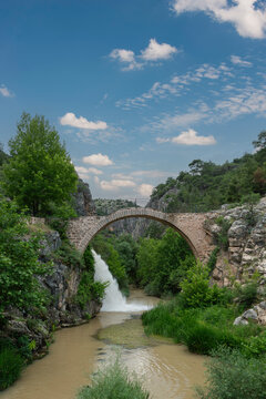 Clandras Bridge, a historical bridge from the Phrygian period located in the Karahallı district of Uşak province, was built over the Banaz Stream approximately 2,500 years ago