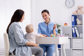 Obraz premium Mother and her cute baby having appointment with pediatrician in clinic
