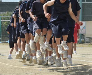 Fototapeta premium 運動会で大縄飛びする人々