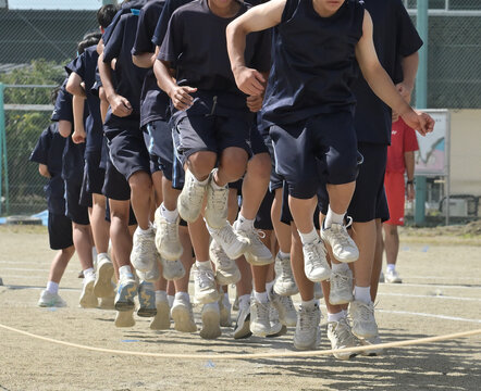 運動会で大縄飛びする人々 - Powered by Adobe