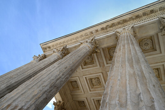 Colonnes de la Maison Carr&eacute;e vues en contre-plong&eacute;e