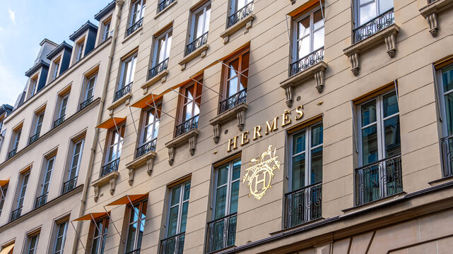 Paris, France - 16 juin 2025: Fa&ccedil;ade du si&egrave;ge social d'Herm&egrave;s International. Herm&egrave;s est un groupe de luxe sp&eacute;cialis&eacute; dans la maroquinerie, le pr&ecirc;t-&agrave;-porter, la parfumerie, l'horlogerie, etc.