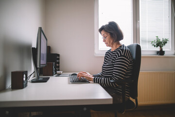 Senior woman working on the computer	