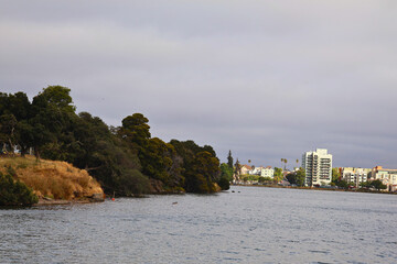 Fototapeta premium Oakland Lake and Cityscape 3