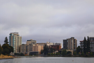 Obraz premium Another Great View of Oakland Lake and Cityscape