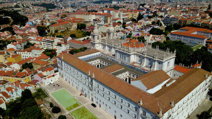 vista aera drone cidade de lisboa, rio tejo