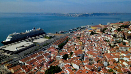 vista aera drone cidade de lisboa, rio tejo