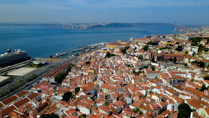vista aera drone cidade de lisboa, rio tejo