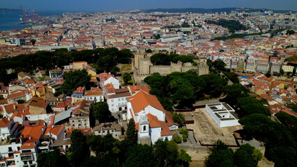 vista aera drone cidade de lisboa, rio tejo