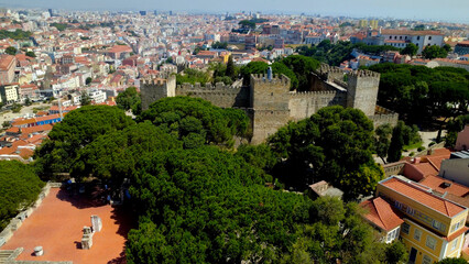 vista aera drone cidade de lisboa, rio tejo