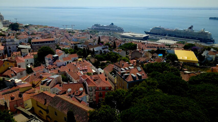vista aera drone cidade de lisboa, rio tejo