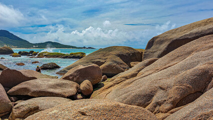 praia com pedras em Florianópolis