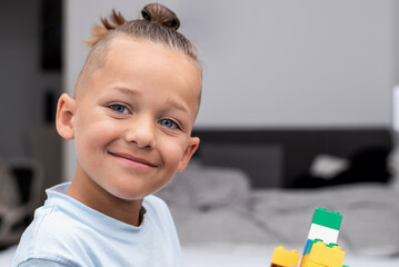 Junge mit blauen Augen lacht 