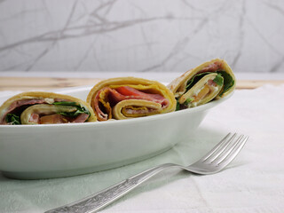 Piadine farcite e tagliate nel piatto