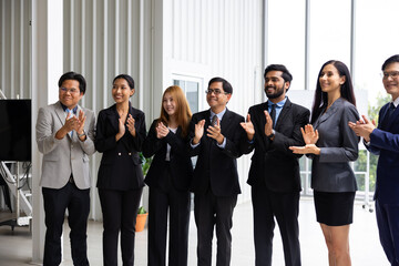 Obraz premium clapping hands : Business people clapping and applause in business meeting, Conference meeting and seminar Audience people clapping. teamwork and successful