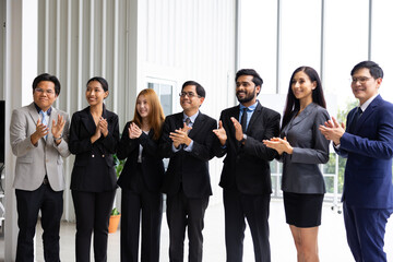 Obraz premium clapping hands : Business people clapping and applause in business meeting, Conference meeting and seminar Audience people clapping. teamwork and successful