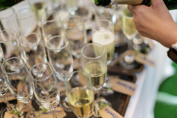 Selective focus Champagne Glasses On The Table An alcoholic welcome drink is being poured into a clear glass.