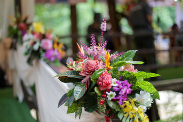 A variety of flower bouquets in various colors, used as decorations for events, are beautiful and bright at events, with space for messages.